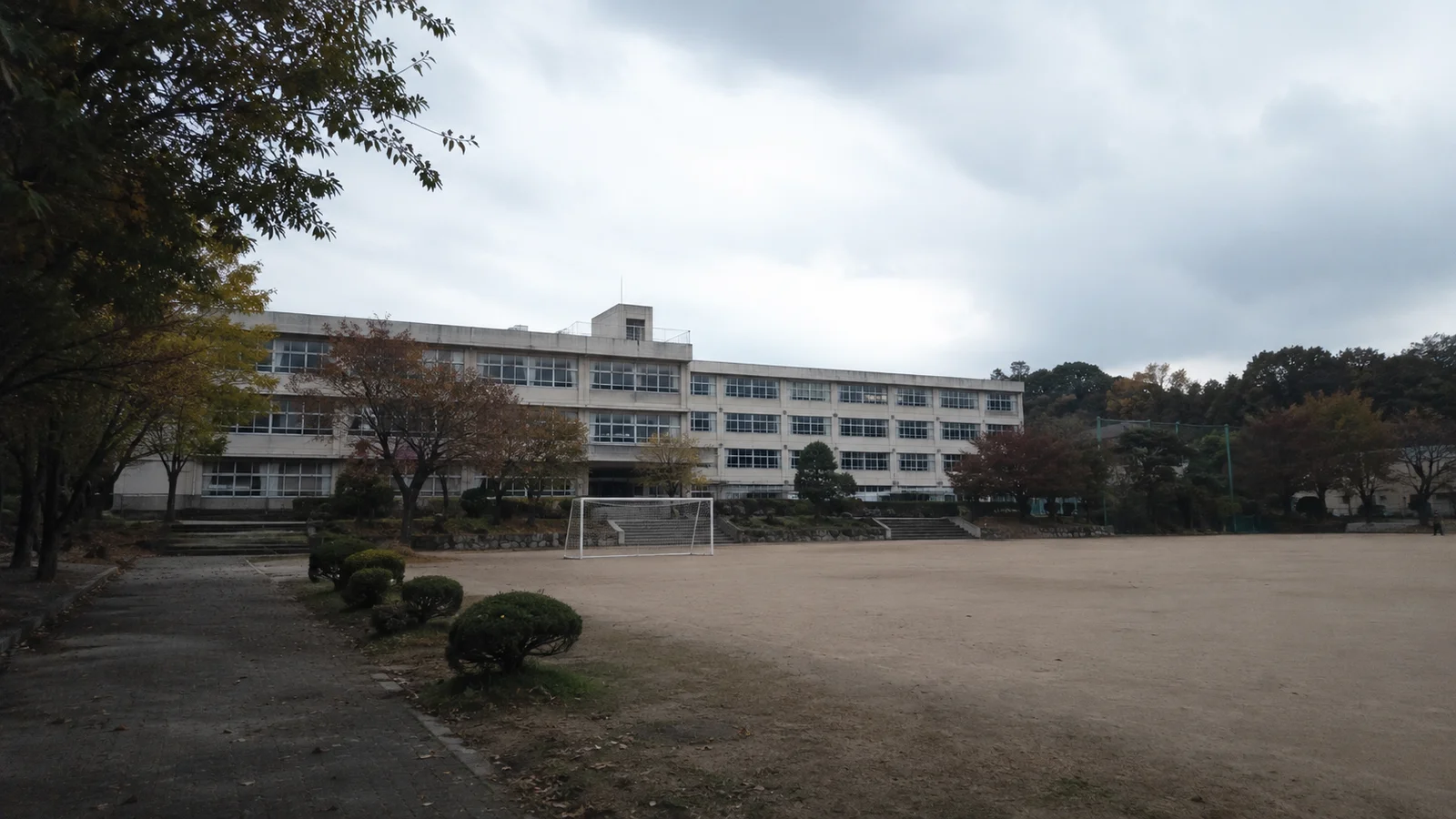 학교 건물과 운동장 전경