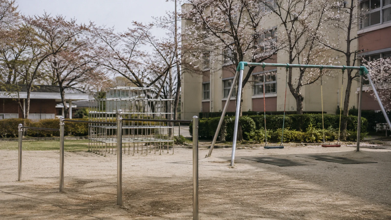 아무도 없는 학교 놀이터의 그네와 놀이기구