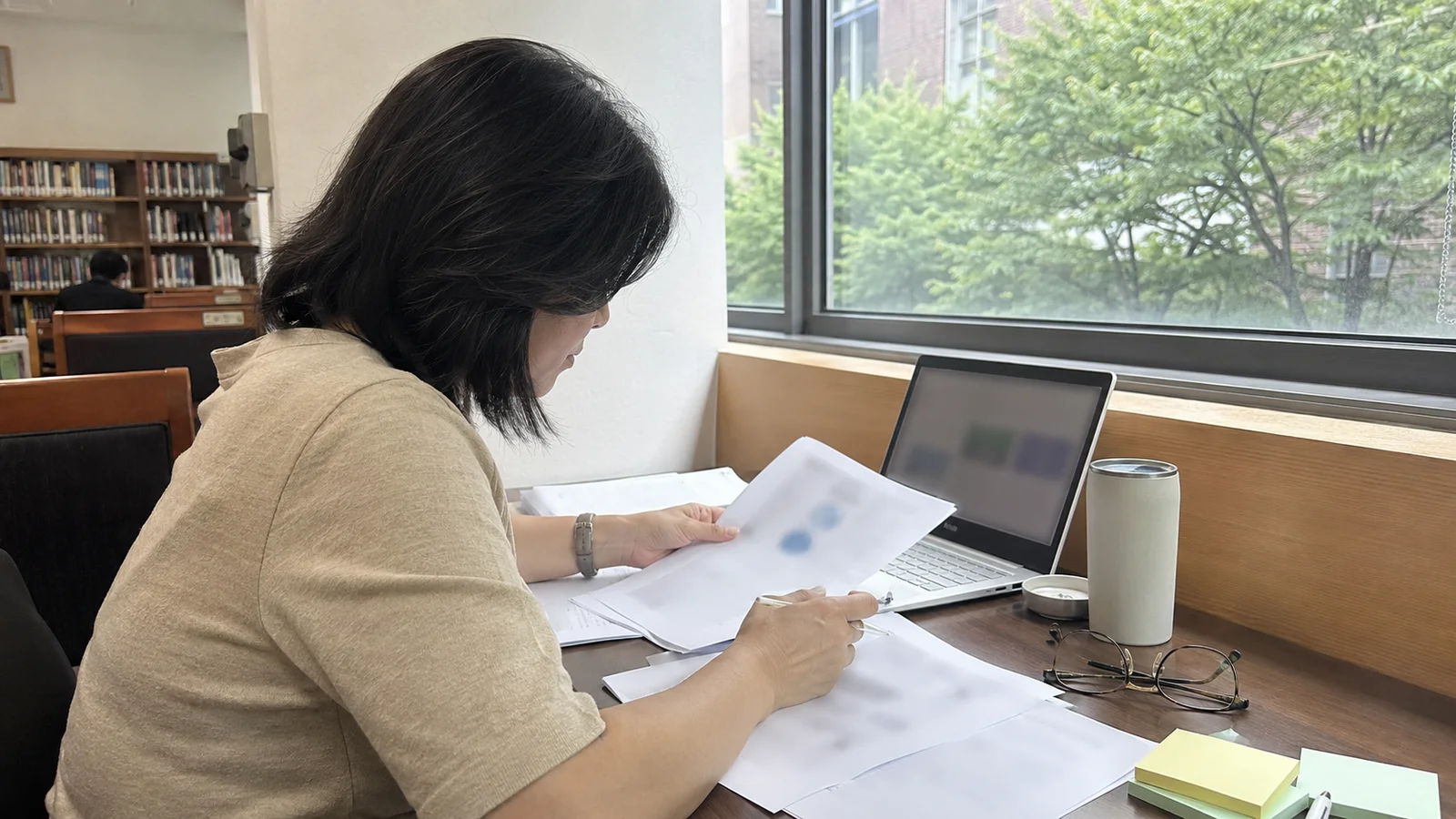 도서관에서 자료를 검토하는 학부모