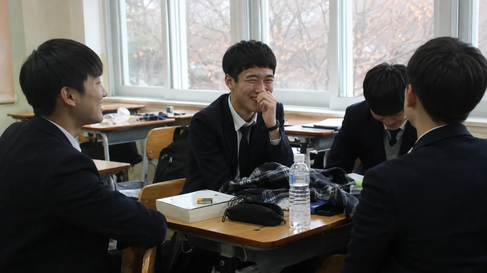 쉬는 시간 교실에서 장난을 치며 웃고 있는 한국 고등학생들