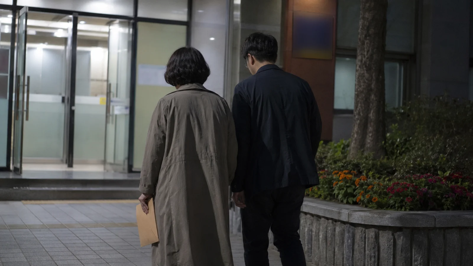 저녁 상담을 마치고 나오는 부모의 뒷모습
