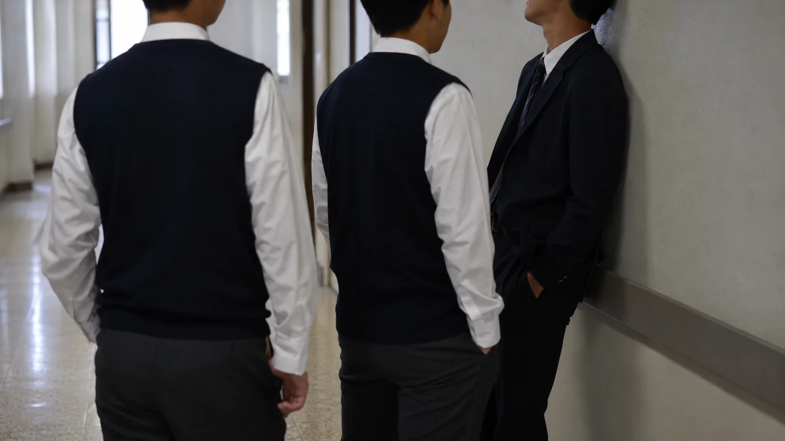 여러 학생이 한 학생을 둘러싼 모습