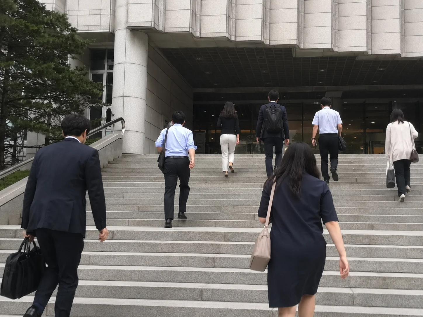 법원 앞 계단을 오르는 사람들