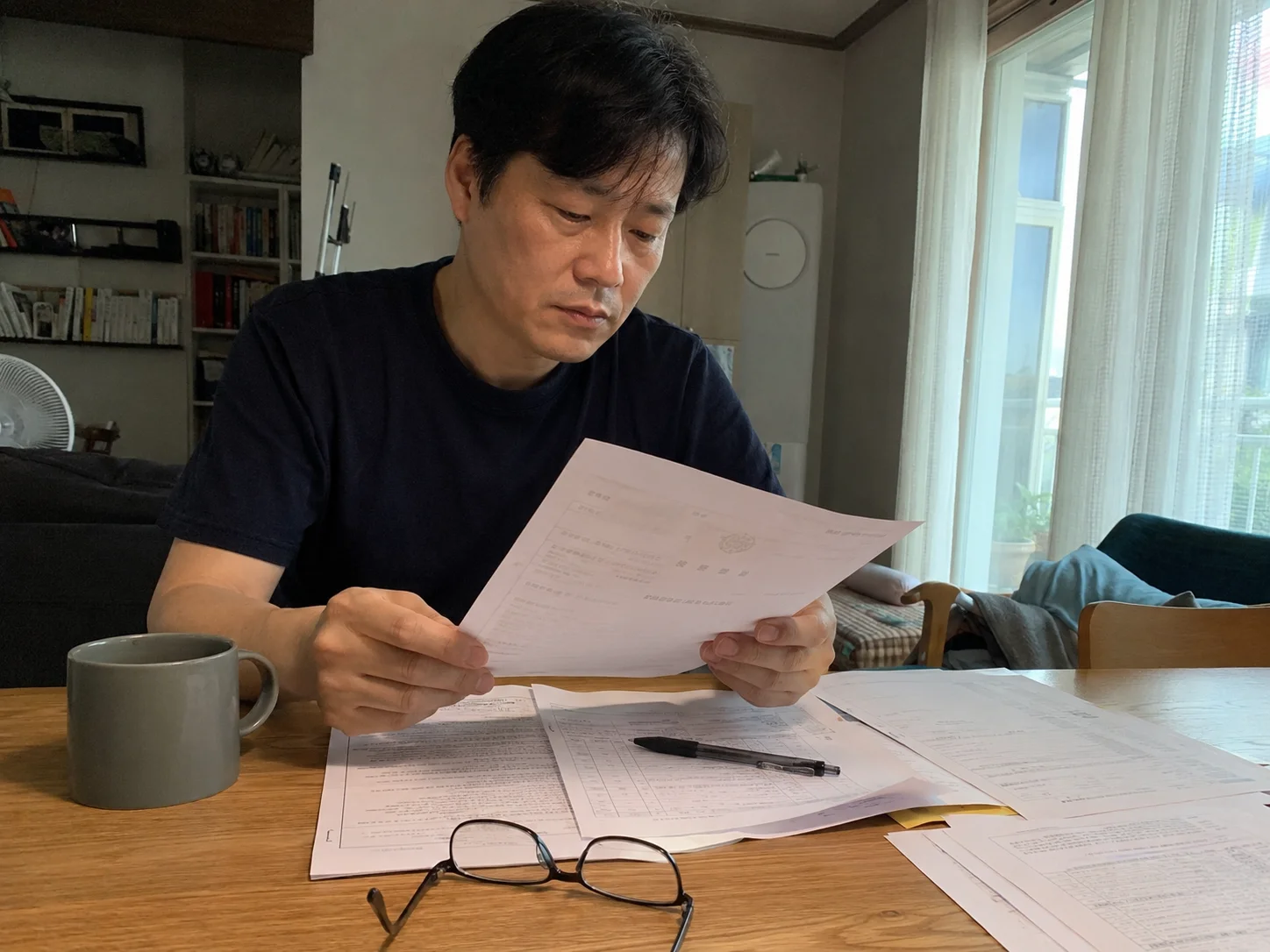 학교폭력 처분 관련 서류를 검토하는 학부모