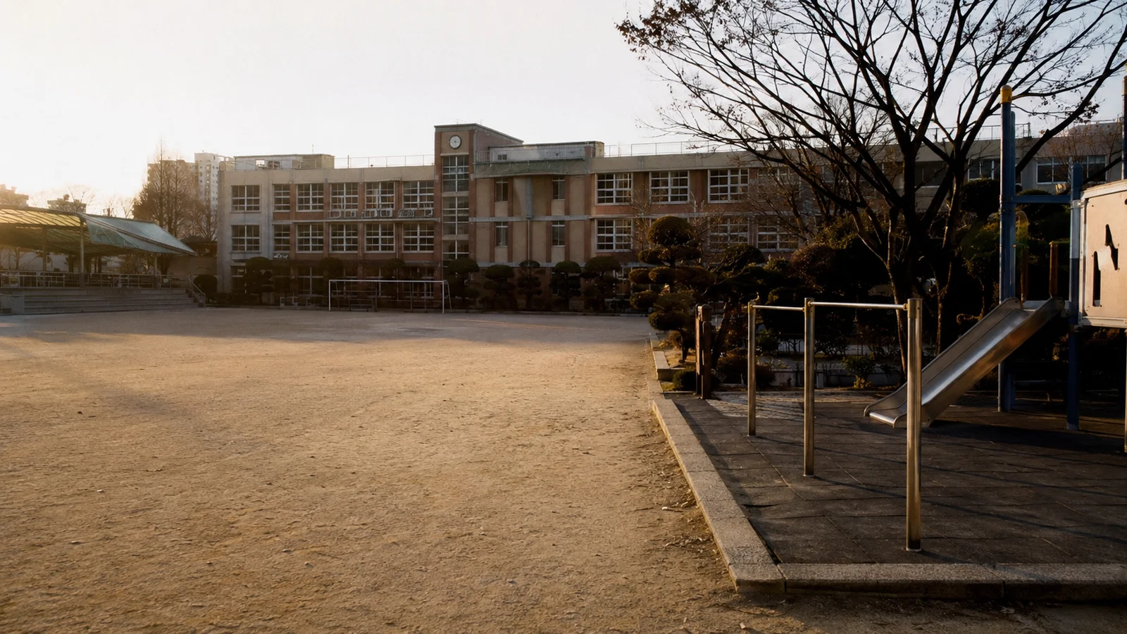 오후의 빈 초등학교 운동장과 놀이터