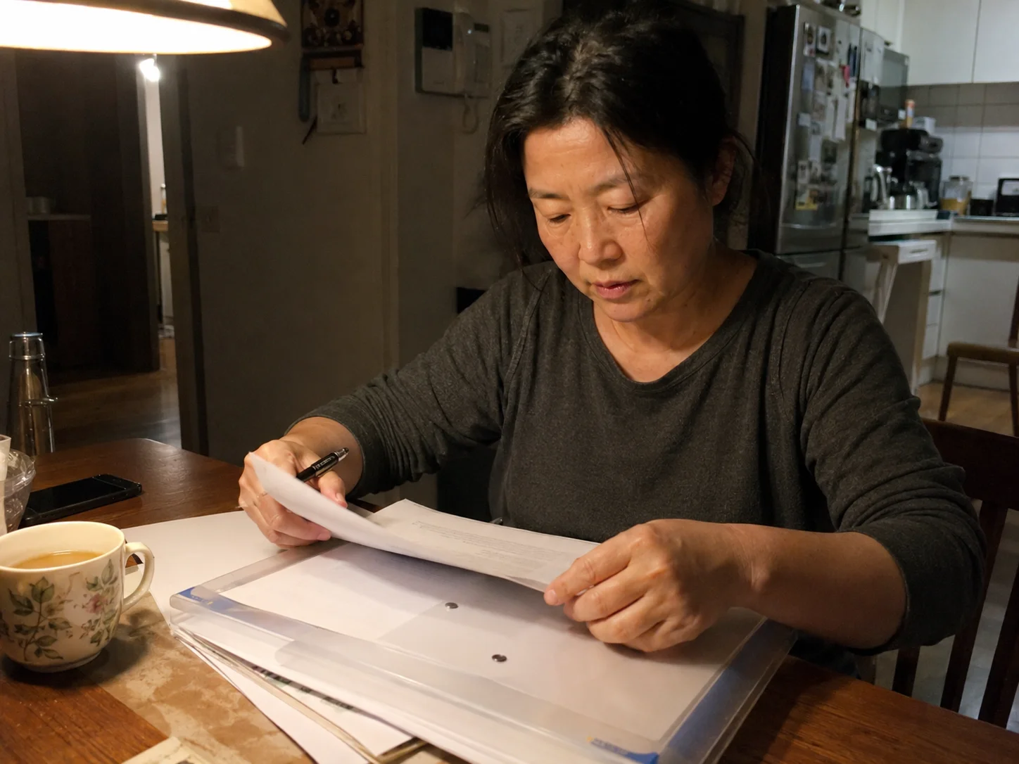 조치 통지서와 불복 절차 자료를 정리하는 장면