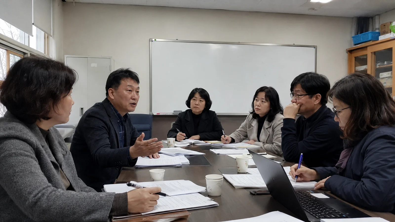 학교폭력 심의위원회에서 가해학생 조치 수위를 논의하는 장면