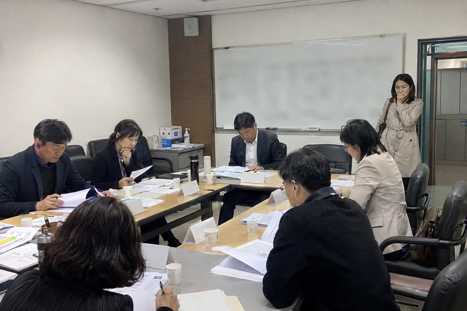 학교폭력 심의위원회 회의 자리에서 위원 구성을 확인하는 장면