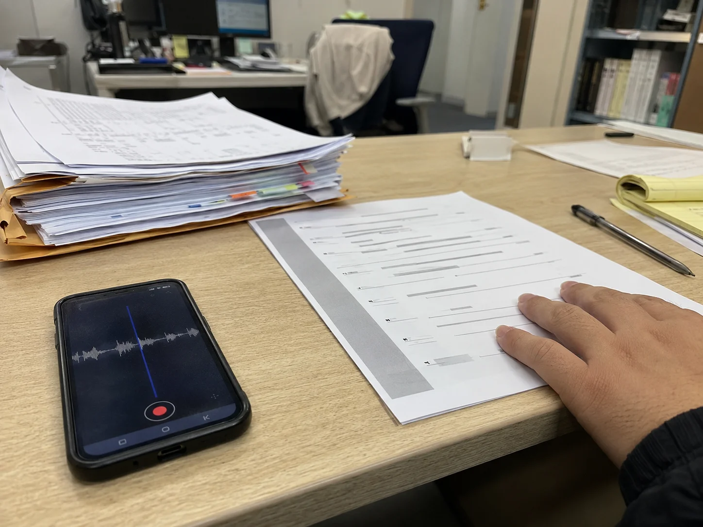 학교폭력 사안에서 제출된 녹음파일과 자료를 검토하는 장면