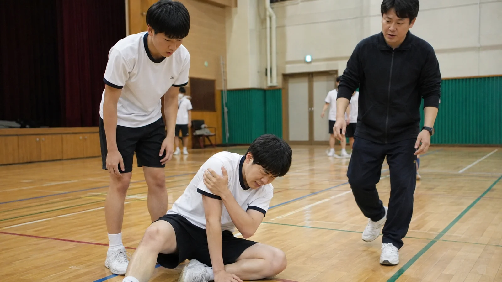 체육 시간 신체 접촉으로 학생이 다친 상황을 조사하는 장면