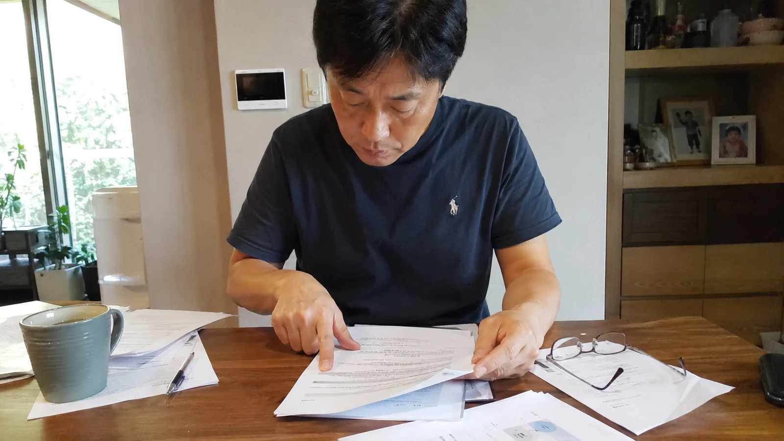 계약서와 서류를 검토하는 모습