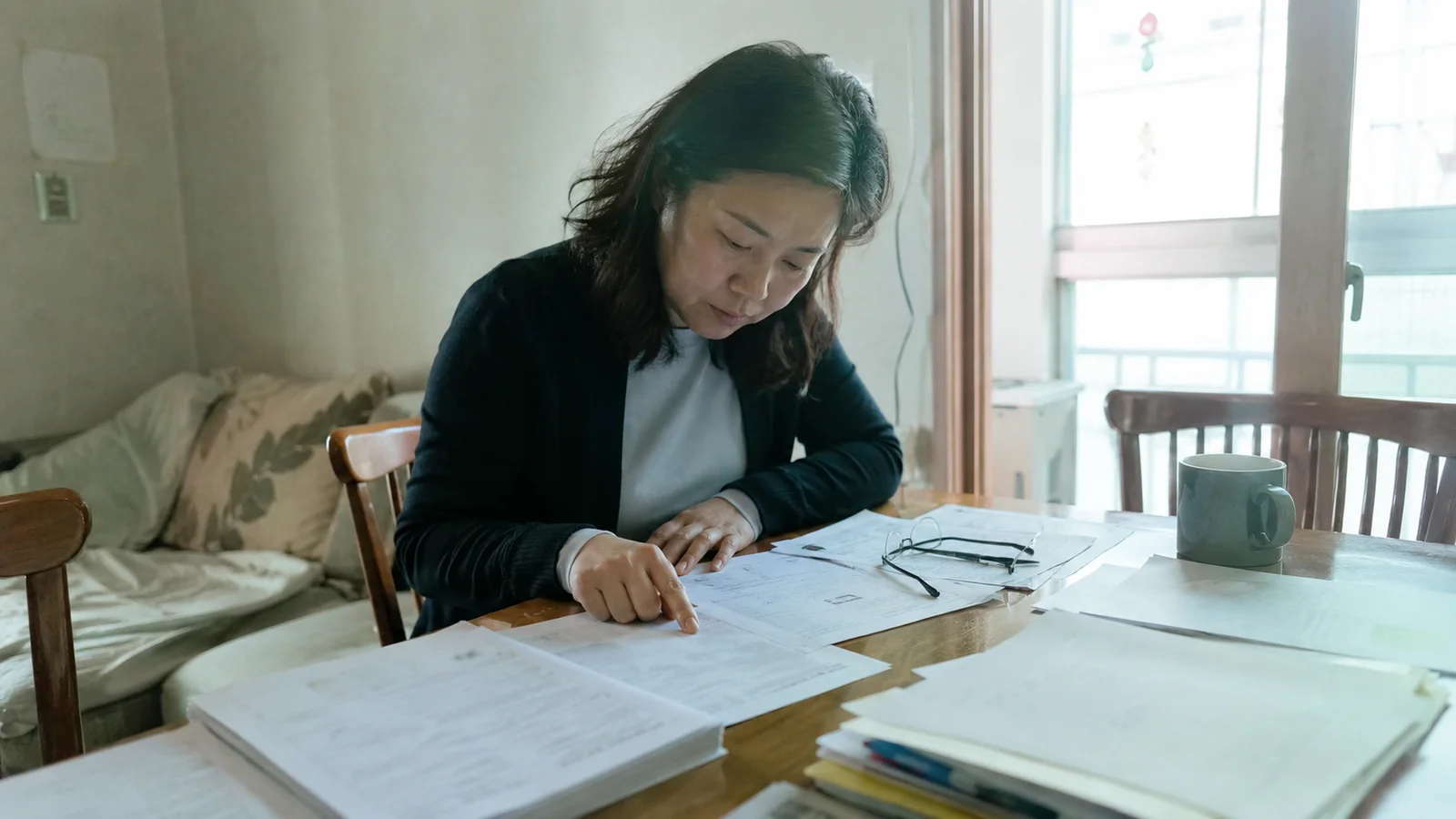 진술서와 서류를 검토하는 모습